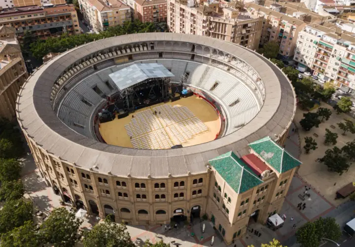 Vista aérea de la plaza de toros de Granada, lista para un evento. Su gran capacidad permite albergar a miles de espectadores.