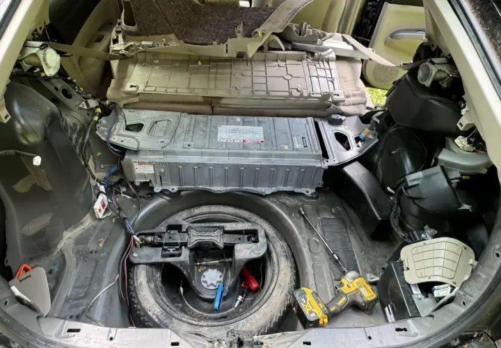 Toyota Prius: Akumulator 12V gdzie jest i jak go uratować?