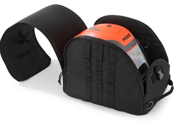 Borsa porta casco moto nera, aperta, con un casco arancione all'interno.