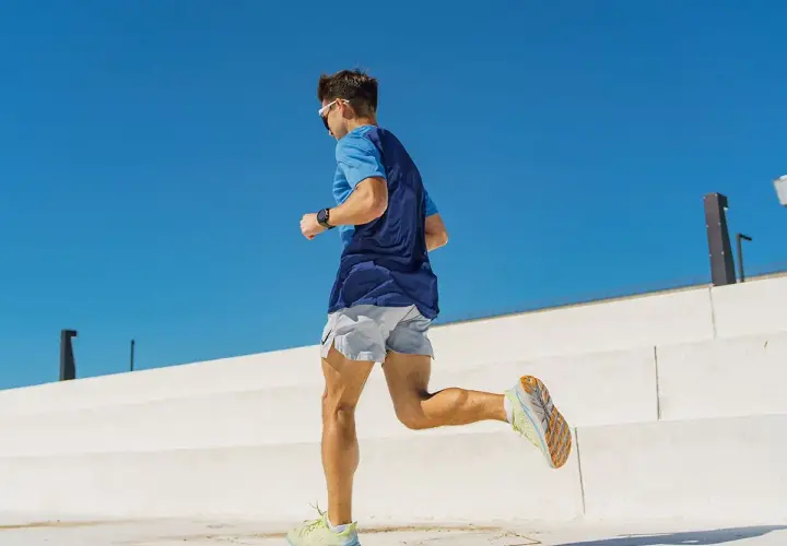 Mężczyzna w sportowym stroju biegnie, jego stopa neutralna pewnie stawia kroki.