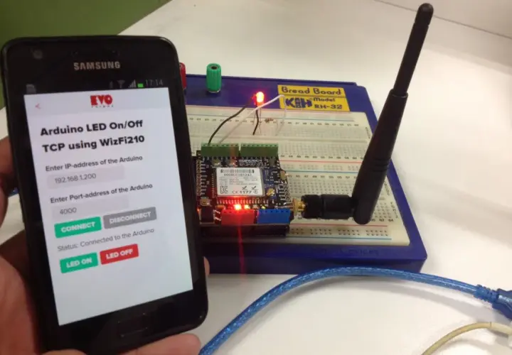 Jak podłączyć ledy z telefonem? Aplikacja na smartfonie steruje Arduino przez Wi-Fi, zapalając i gasząc diody LED na płytce stykowej.