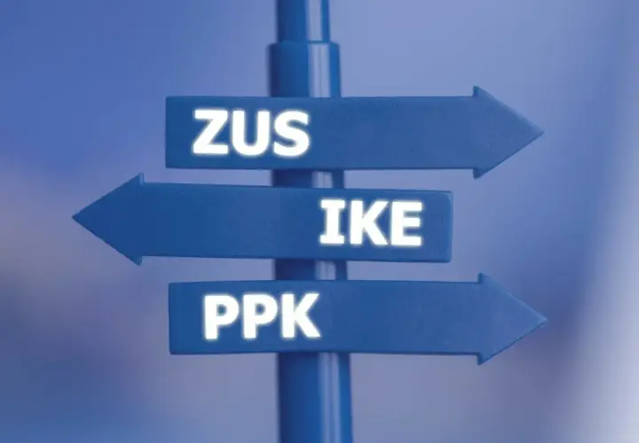 Niebieski drogowskaz z napisami ZUS, IKE, PPK. Co to IKE? Wybór ścieżki finansowej.