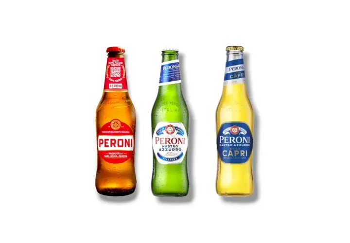 Drei Flaschen italienisches Bier von Peroni: Nastro Azzurro, Nastro Azzurro Capri und ein weiteres klassisches Peroni.