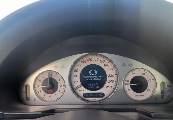 Tablero de Mercedes E 350 CDI con mensaje "Mantenimiento freno ¡Acudir al taller!". Kilometraje: 315273 km.