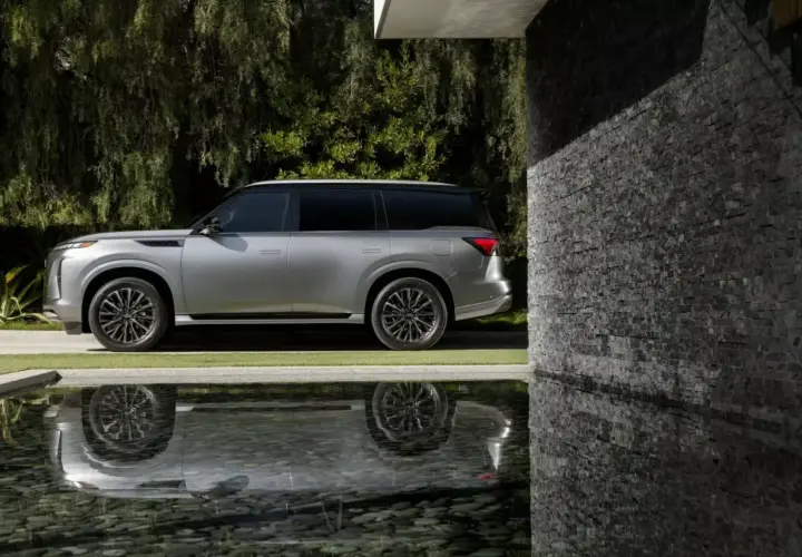 El Infiniti QX80, con un diseño imponente y reflejado en el agua, es un vehículo de lujo. Descubre el infiniti qx80 precio españa.