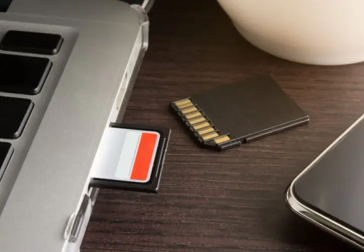 SD-Karte im Laptop-Slot, daneben eine weitere Karte und ein Smartphone. Die SD-Karte im Handy wird nicht erkannt.