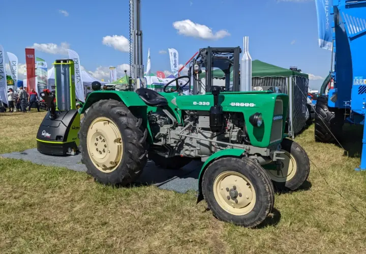 Zielony Ursus C-330 na wystawie. Zastanawiasz się, ile oleju do silnika C-330? Ten klasyk rolnictwa czeka na Ciebie!
