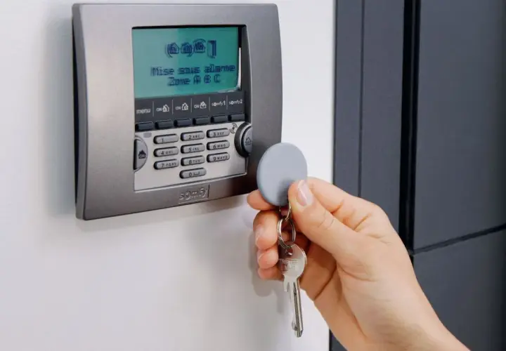 Ile za montaż alarmu w domu? Poznaj ukryte koszty instalacji