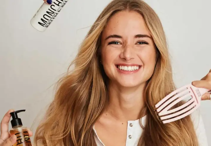 Sonrisa radiante con productos Moncho Moreno. Opiniones positivas sobre su línea capilar.