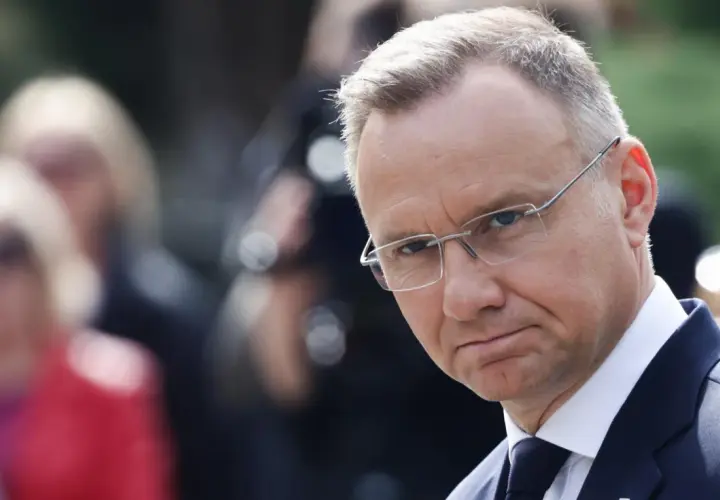 Prezydent Andrzej Duda w okularach, w garniturze, zamyślony. Zastanawia się, dlaczego zdecydował się na orędzie w sprawie bezpieczeństwa energetycznego.