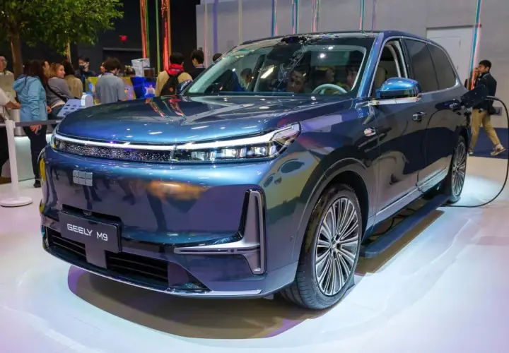 Niebieski Geely M9, jeden z dziwnych samochodów osobowych, jest ładowany na wystawie.