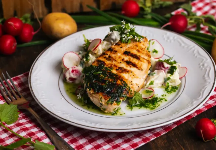 Soczysty filet z kurczaka na grillu - najlepsze przepisy i triki