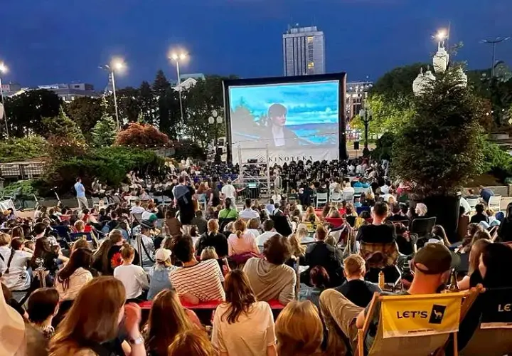 Gdzie grają film Polityka w Warszawie? Sprawdź najlepsze kina!