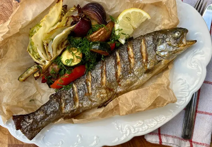 Pstrąg z airfryer, chrupiący i soczysty, podany z pieczonymi warzywami: kapustą, cukinią, papryką i cebulą.