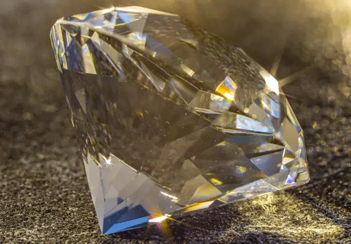 Ein funkelnder Diamant, der die Frage aufwirft, wo es die meisten Diamanten gibt.