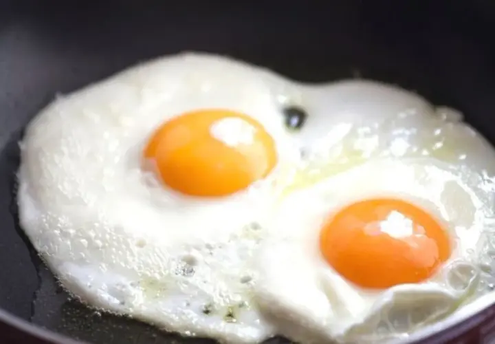 Jajko sadzone bez tłuszczu: 85 kcal, makro i przepis. Czy to hit diety?