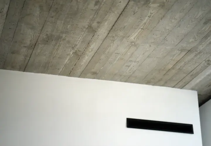 Jak wykończyć sufit betonowy: 5 skutecznych metod dekoracji