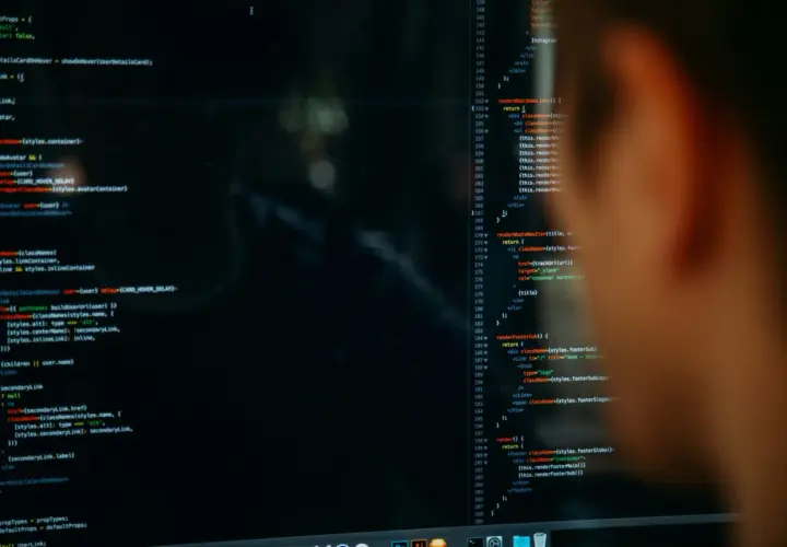 Kod programu, który może zawierać dane osobowe. Programista analizuje kod, dbając o bezpieczeństwo danych.