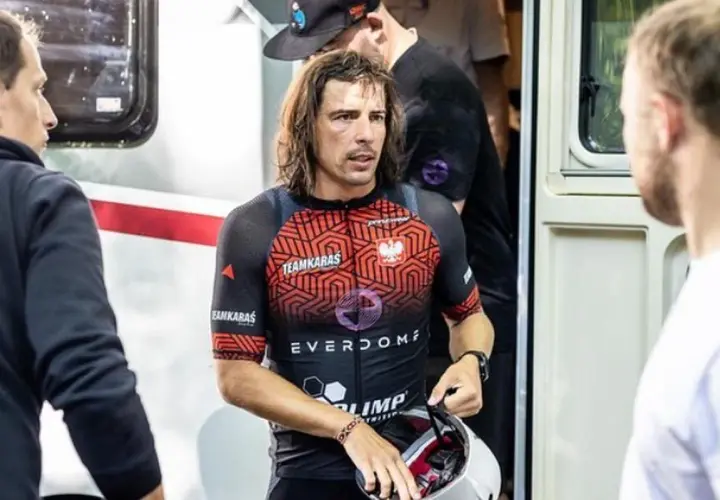 Zawodnik w stroju Teamkaras, przygotowujący się do wyzwania 10 krotny Ironman.