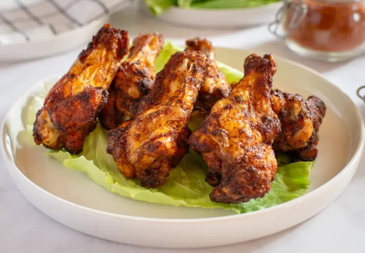 Alette di pollo croccanti e speziate, perfette per uno snack veloce, preparate in friggitrice ad aria.