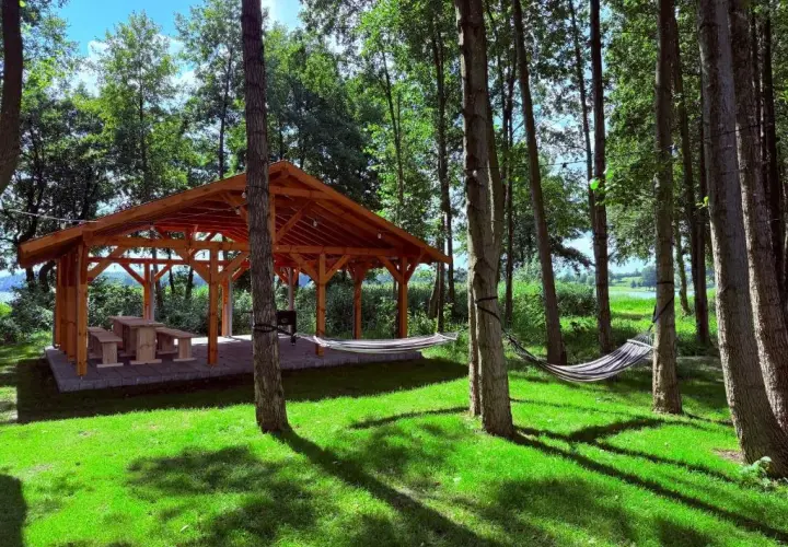 Najlepsze domki nad jeziorem Lubie – komfort i relaks na wakacje