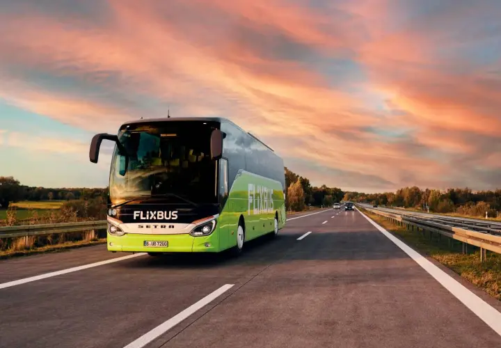 Zielona autostrada Flixbus z kodem rabatowym 15. Podróżuj taniej i wygodniej!