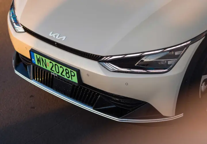 Nowy Kia z zieloną tablicą rejestracyjną WN 2028P.