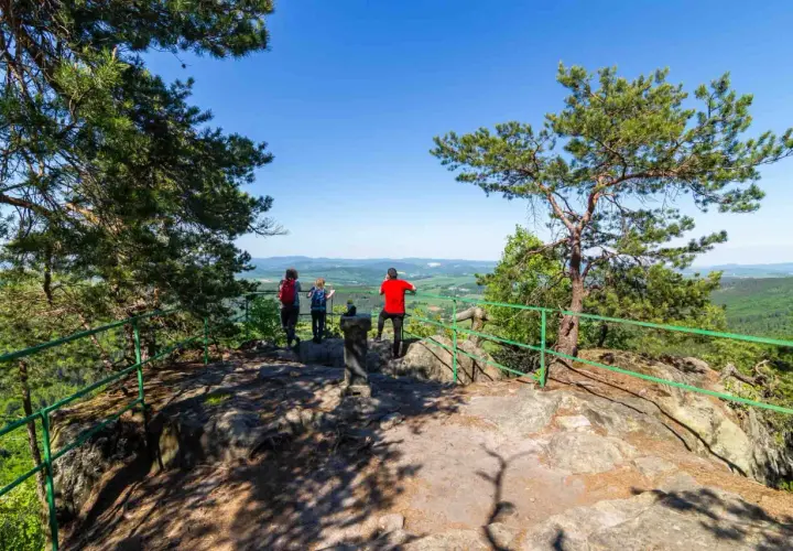Pielgrzym podziwia panoramę Gór Stołowych z punktu widokowego.