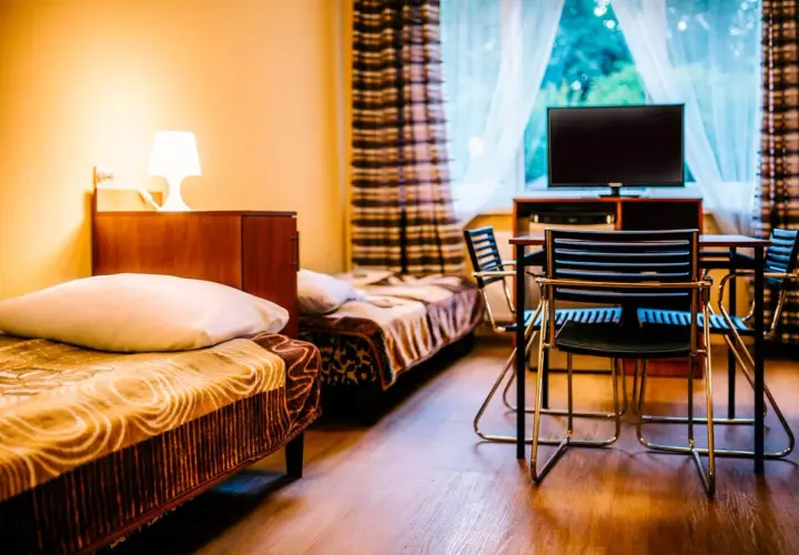Jak wygląda nocleg w hostelu? Odkryj komfort i tanie opcje zakwaterowania