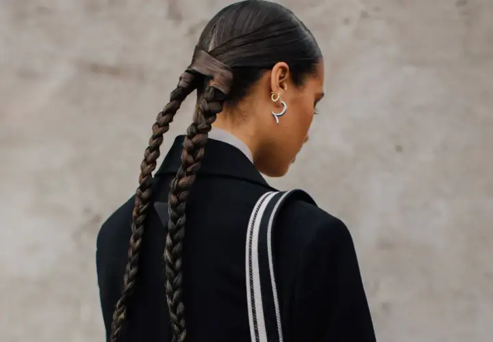 Peinados con coleta alta y trenza, un look moderno y elegante.