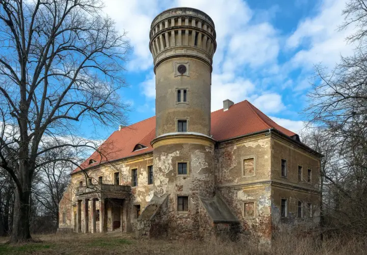 Pałac w Osetnie: Tajemnice historii i architektury, które zaskakują