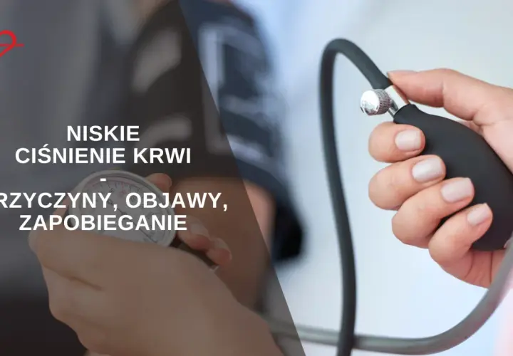 Niskie ciśnienie krwi: przyczyny, objawy, zapobieganie. Dłoń trzymająca pompkę ciśnieniomierza.