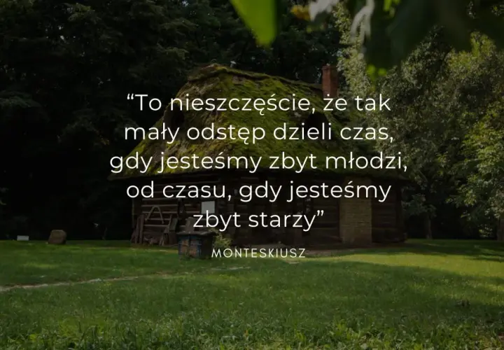 Drewniana chata kryta strzechą na tle zielonego lasu, z cytatem o czasie.
