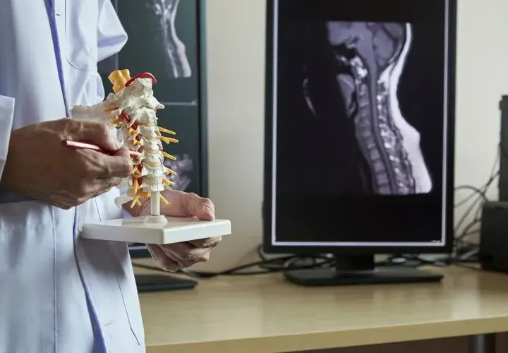Neurolog czy ortopeda od kręgosłupa - który specjalista pomoże w bólu?