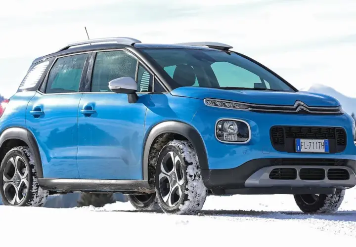 Citroën C3 Aircross blu su neve, pronta per l'avventura con la sua trazione elettrica 4x4.