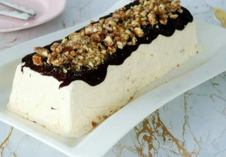 Parfait di mandorle ricetta originale siciliana: un dolce gelato cremoso, ricoperto di cioccolato fuso e granella di mandorle croccanti.
