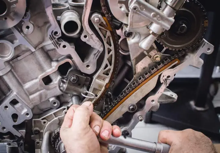 Mechanik sprawdza stan rozrządu silnika, kluczowy element do prawidłowego działania.