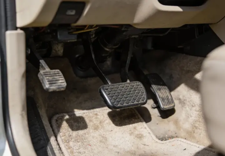 Trzy pedały w samochodzie: gaz, hamulec i sprzęgło. Ten środkowy, z kratką, to który pedał to sprzęgło.