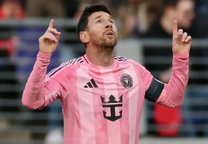 Piłkarz Lionel Messi w różowej koszulce Interu Miami, z uniesionymi palcami, jakby świętował kolejne bramki.