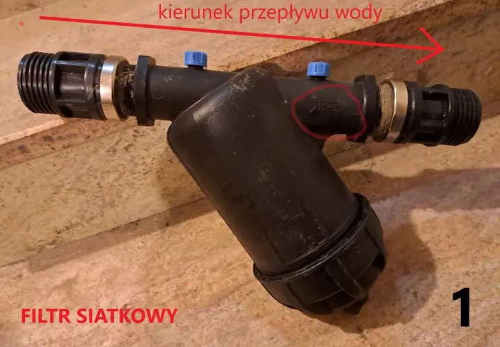 Filtr dyskowy z zaznaczonym kierunkiem przepływu wody. Widoczny symbol "SCREEN" na obudowie.