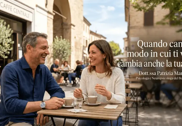 Coppia sorridente al caffè, un esempio di come migliorare l'autostima significato possa trasformare la vita.