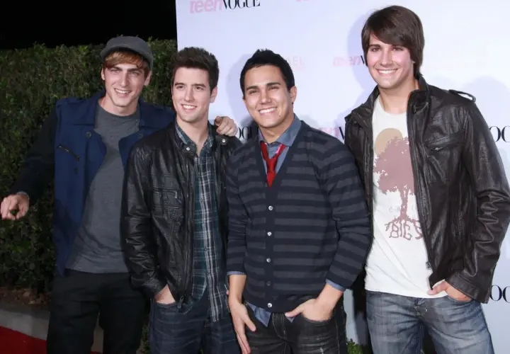 Big Time Rush obsada na czerwonym dywanie. Chłopcy pozują do zdjęć, uśmiechając się do fanów.