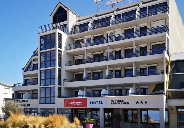 Façade de l'hôtel Neptune à Berck-sur-Mer avec vue sur la mer et accès à la plage.