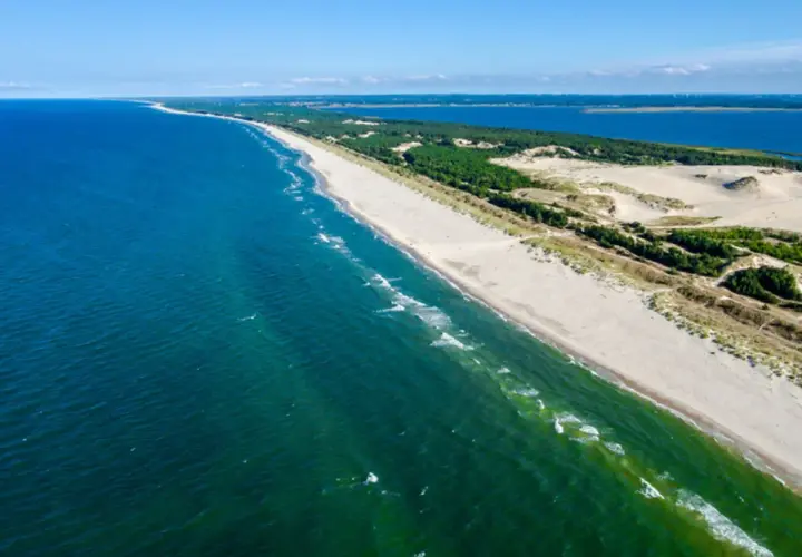 Piękna plaża i morze, idealne na tanie wycieczki weekendowe z Poznania. Długi pas piasku, wydmy i lasy.