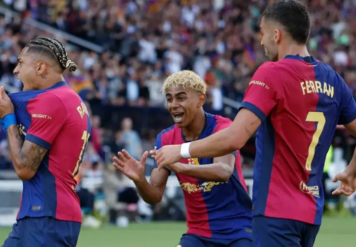 Piłkarze FC Barcelona świętują bramkę. Widać Raphinhę, Ferrana i jednego z młodych zawodników. To ich zwycięskie barcelona ustawienie.