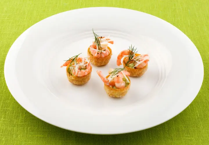 Små krispiga korgar med krustader fyllning, toppade med räkor och dill. En festlig förrätt.