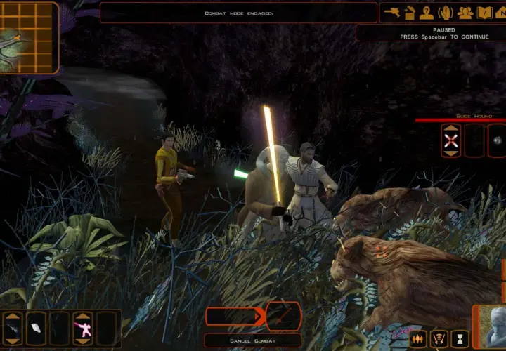 Star Wars Knights of the Old Republic spolszczenie: Jedi walczą z bestiami w mrocznym lesie. Na ekranie widać menu gry i minimapę.