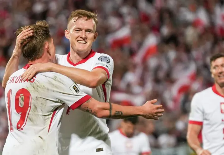 Piłkarze świętują po wygranym meczu. Czy to kluczowy krok do baraży o Mistrzostwa Świata 2026?