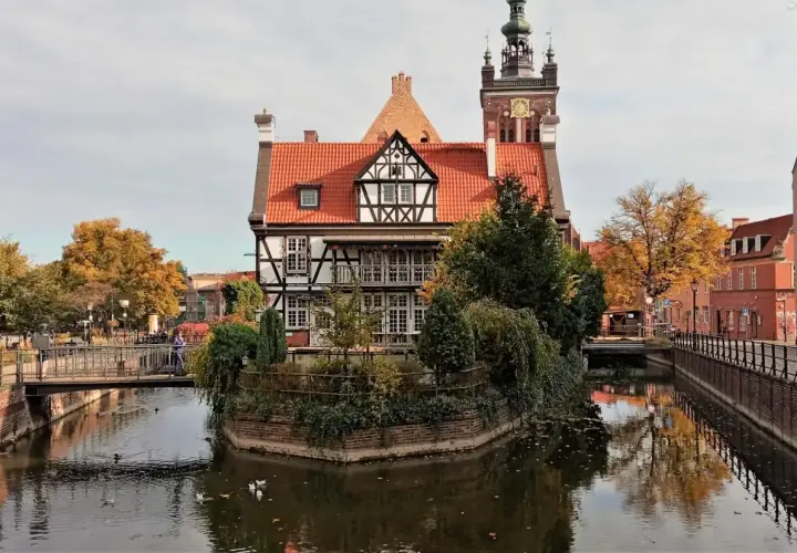 Jesień w Gdańsku, nad Motławą. Zabytkowa kamienica z charakterystyczną architekturą, przypominająca o tym, kiedy powstał Gdańsk.