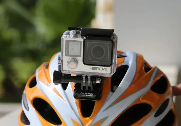 Kamera GoPro Hero4 na kasku rowerowym, gotowa do nagrywania przygód. Podobnie jak insta360 GO 3S, uchwyci każdy moment.